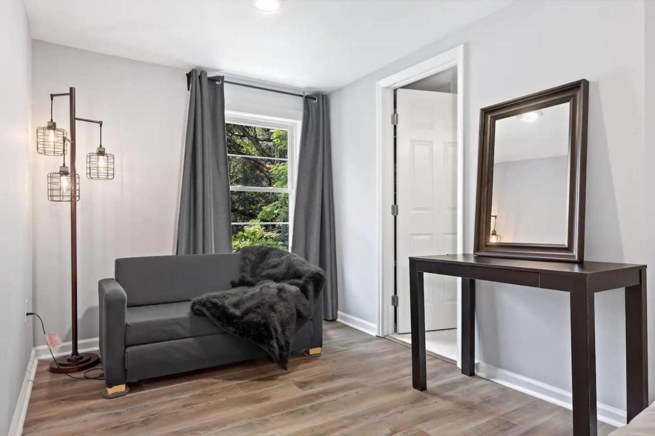 Recently Renovated Chic Durham Farmhouse Экстерьер фото