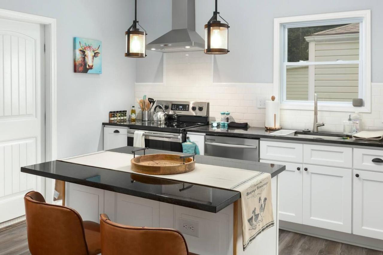 Recently Renovated Chic Durham Farmhouse Экстерьер фото