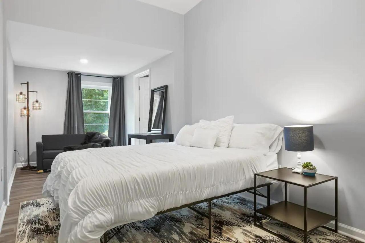 Recently Renovated Chic Durham Farmhouse Экстерьер фото